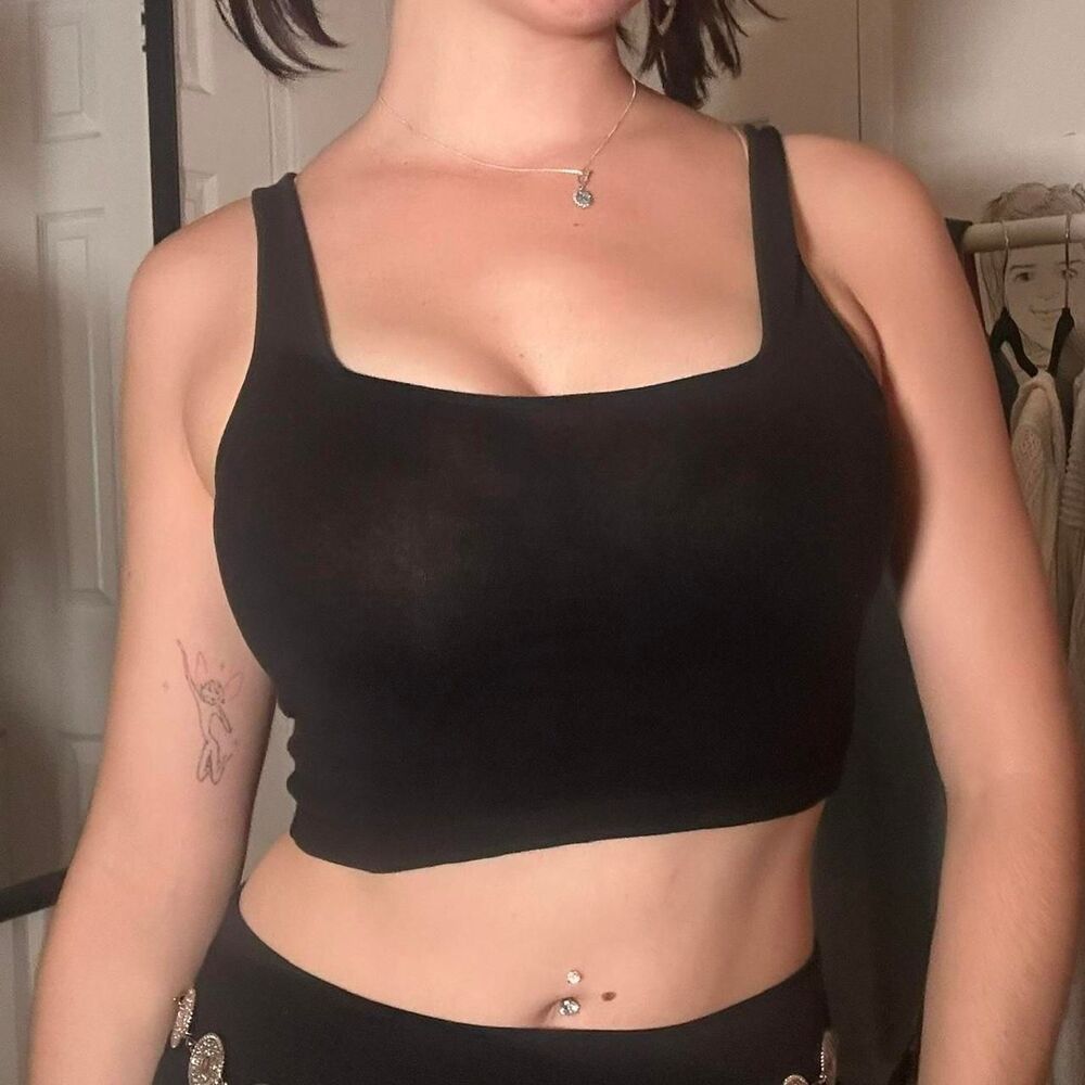 black crop top with a square neckline, soft stretchy material 🖤 - Picture 2 of 4